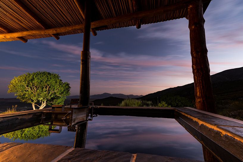 Night falling over South-African mountain lodge von Andreas Jansen