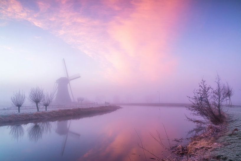 Nebliger Morgen in Haastrecht von Ilya Korzelius
