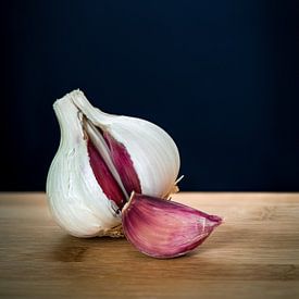 Garlic still life by Lisanne