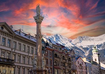 Uitzicht op het Karwendelgebergte met het oude stadscentrum van Innsbruck in Oostenrijk Tirol Wintersneeuwlandschap bij zonsondergang van Animaflora PicsStock