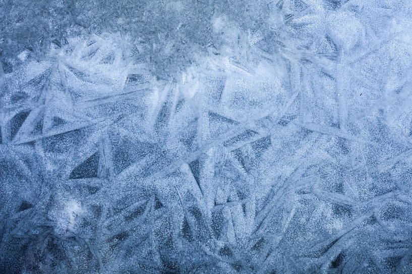 Eiskristalle auf dem blauen See | Weihnachtlicher Farbtrend 2022 von Denise Tiggelman