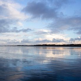 Lopen naar de horizon op 't strand van Schier van Elvira Werkman