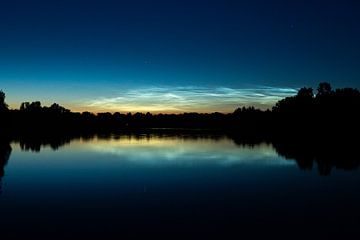 licht gevende wolken oftewel noctilucent couds van Marieke Smetsers