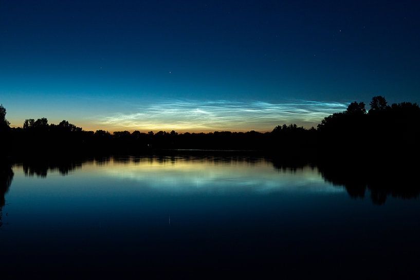 licht gevende wolken oftewel noctilucent couds van Marieke Smetsers