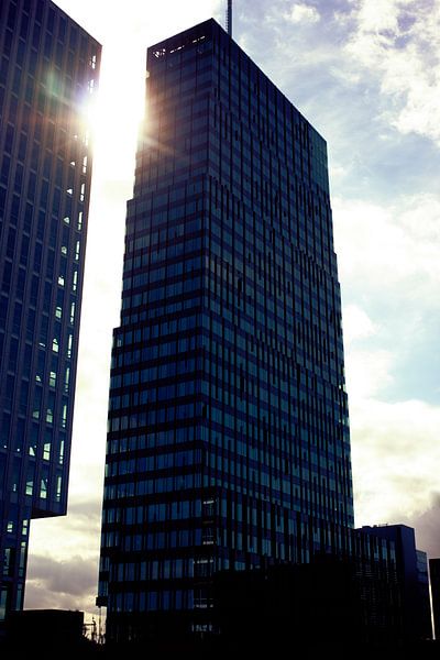 Kantoorgebouw in Almere bij zonsondergang by André van Bel