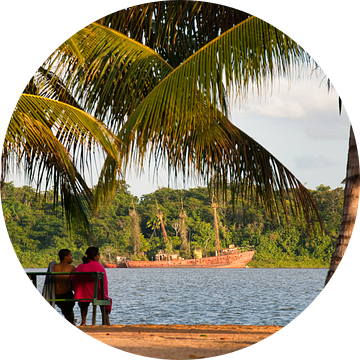 Genieten van het uitzicht aan de Suriname rivier van Natuurpracht   Kees Doornenbal