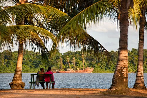 Genieten van het uitzicht aan de Suriname rivier
