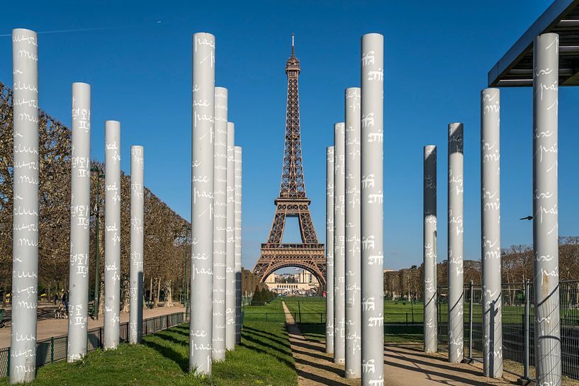Mauer des Friedens und der Eiffelturm in Paris von Peter Schickert