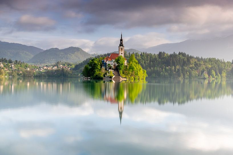 Kirche Mariä Himmelfahrt am Bleder See, Slowenien von Gijs Rijsdijk