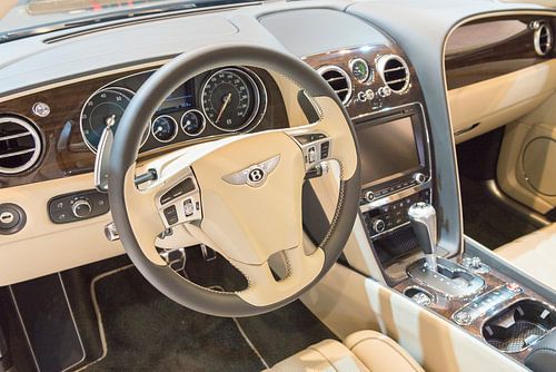 Dashboard in een Bentley Flying Spur V8 luxe sedan
