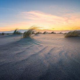 Structures de sable et coucher de soleil sur Björn van den Berg