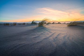 Structures de sable et coucher de soleil sur Björn van den Berg