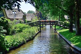Leisurely walk in Giethoorn