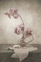 Bloesem in Middeleeuwse sfeer. Taupe.