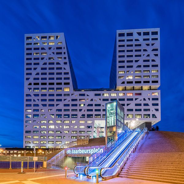 Stadskantoor, Utrecht in het blauwe uur von John Verbruggen