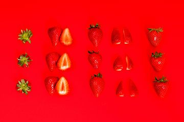 Stilleben mit geschnittenen Erdbeeren von Wim Stolwerk