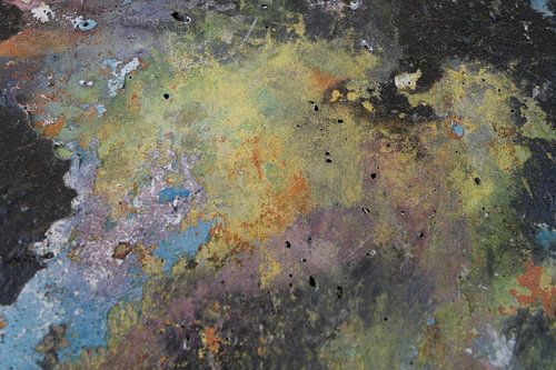 Expressie van kleuren onder afbrokkelende graffiti lagen.