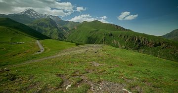 De berg Kazbek of de berg Kazbegi in Stepantsminda, Georgië, bij daglicht van Mohamed Abdelrazek