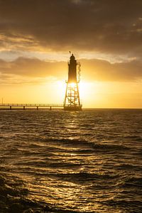 Leuchtturm an der Nordsee im Sonnenuntergang