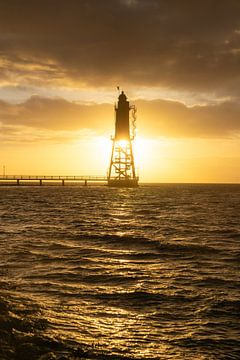 Leuchtturm an der Nordsee im Sonnenuntergang von Nils Steiner