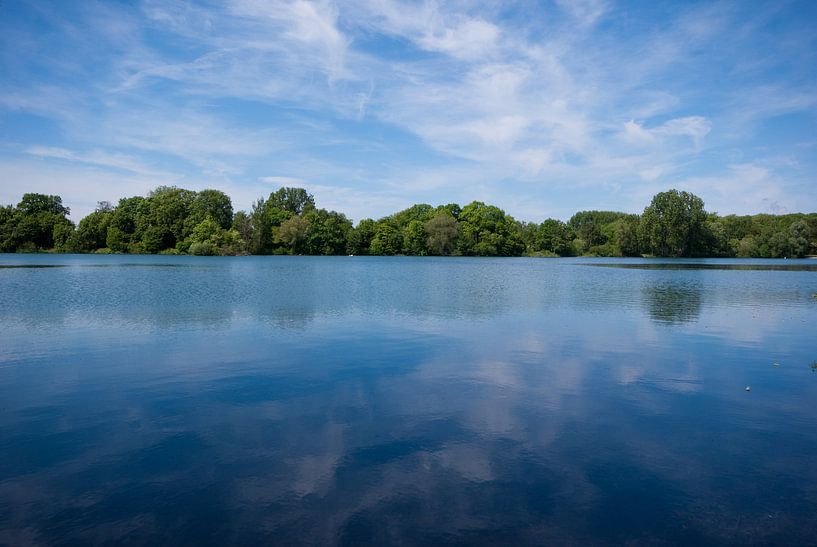 Lake and a blue sky par Malte Pott
