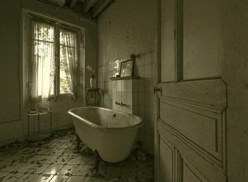 Badkamer in verlaten dokterswoning van Kristel van de Laar