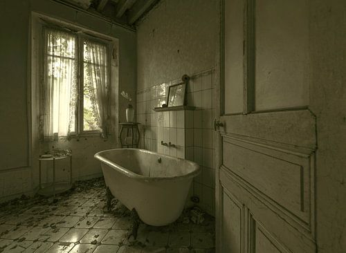 Badezimmer im verlassenen Haus eines Arztes von Kristel van de Laar
