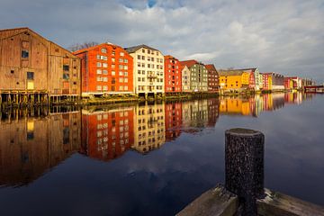Kleurrijke pakhuizen op de Nidelva in Trondheim, Noorwegen, in de winter van Robert Ruidl