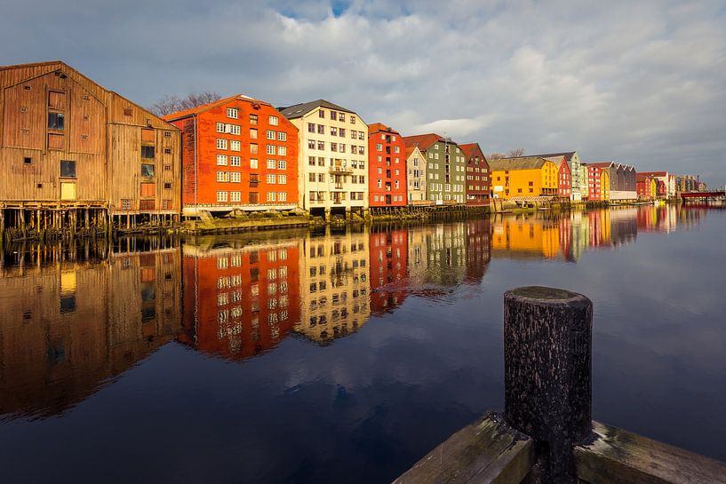 Entrepôts colorés sur la Nidelva à Trondheim en Norvège en hiver par Robert Ruidl
