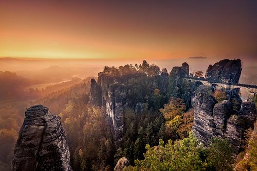 Zonsopgang bij de Bastei in Saksisch Zwitserland.