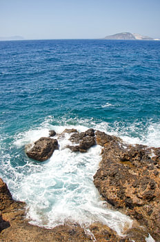 Egeïsche Zee en vulkanische rotskust op Nisyros, Griekenland