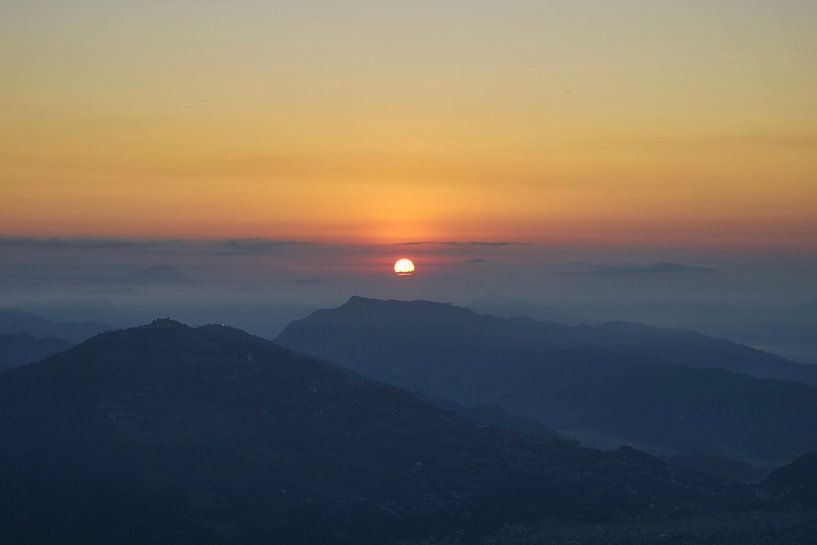 Lever de soleil dans le brouillard à Nagarkot (Népal) par Sarineke Daane