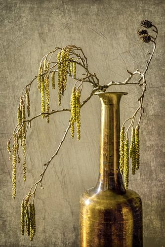 Stillleben Vase mit  Erlenkätzchen. Grünes Kupfer von Alie Ekkelenkamp