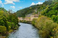 Rivier met elektriciteit verdeel station in berg gebied in het noorden van Portugal van Ivo de Rooij thumbnail