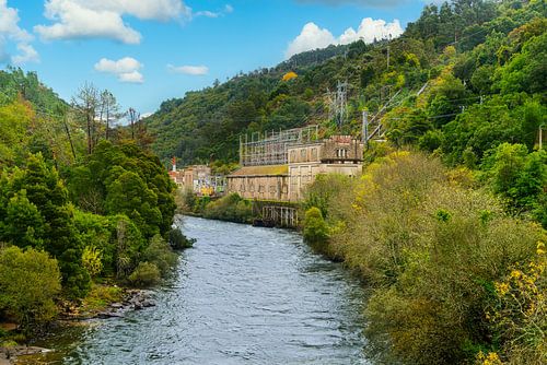Fluss mit Stromverteilungsstation in einem Berggebiet im Norden Portugals
