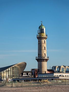 Der Leuchtturm und Teepott in Warnemünde von Rico Ködder