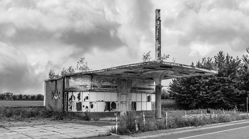 Tankstation by William Ploemen