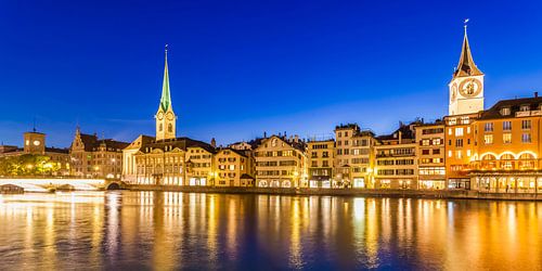 Oude binnenstad van Zürich bij nacht