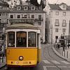 Eine Straßenbahn in der Innenstadt von Lissabon von Gerard Van Delft