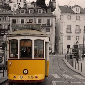 Een tram in het centrum van Lissabon van Gerard Van Delft