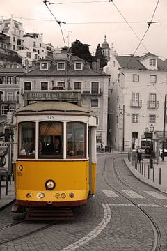 Een tram in het centrum van Lissabon van Gerard Van Delft