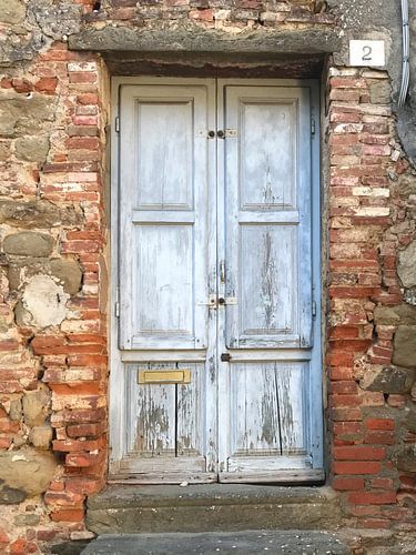 Mooie lichtblauwe oude poort