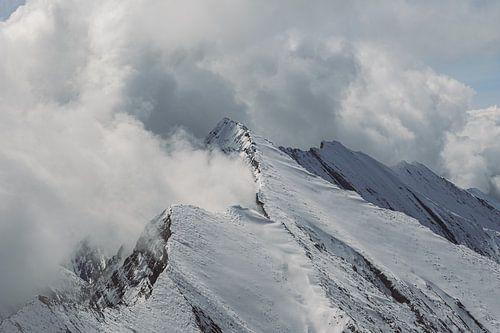 Sommet enneigé entre les nuages