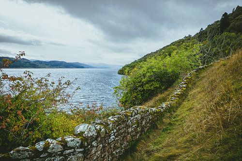 Loch Ness in Schotland. Verlaten idylle bij de stenen muur van Urquhart Castle.
