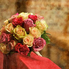 Elegant boeket van gemixte rozen op een gedecoreerde kerkbank met textuureffect van Youri Mahieu