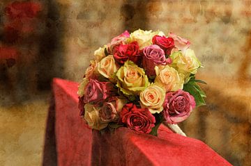 Elegant boeket van gemixte rozen op een gedecoreerde kerkbank met textuureffect