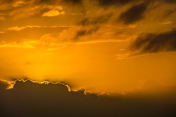USA, Florida, Schöner oranger Sonnenuntergang Himmel Wolkenformationen von adventure-photos