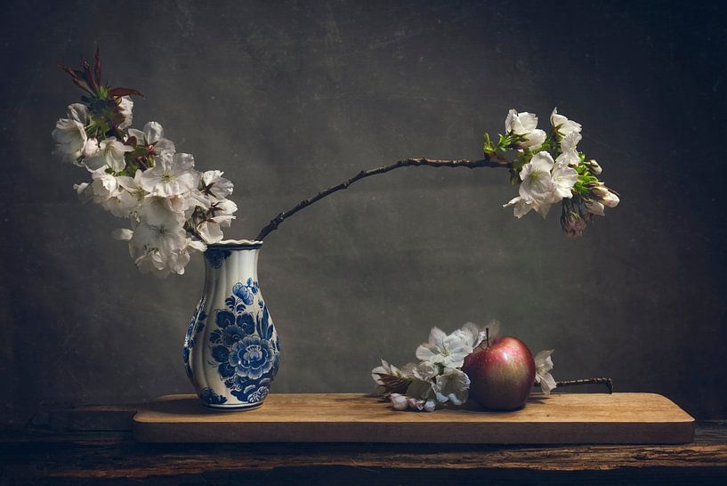 Delfter Blau mit Apfelblüte von Joey Hohage