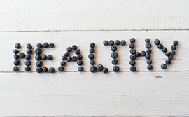 L'inscription « Healthy » réalisée avec des myrtilles – typographie minimaliste pour la cuisine (2e partie) sur Authentic Food Stories