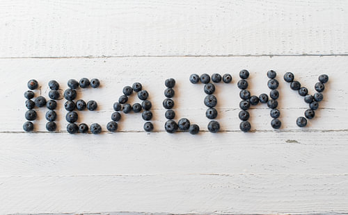 „Healthy“ Schriftzug aus Blaubeeren – minimalistische Küchen-Typografie (Teil 2)